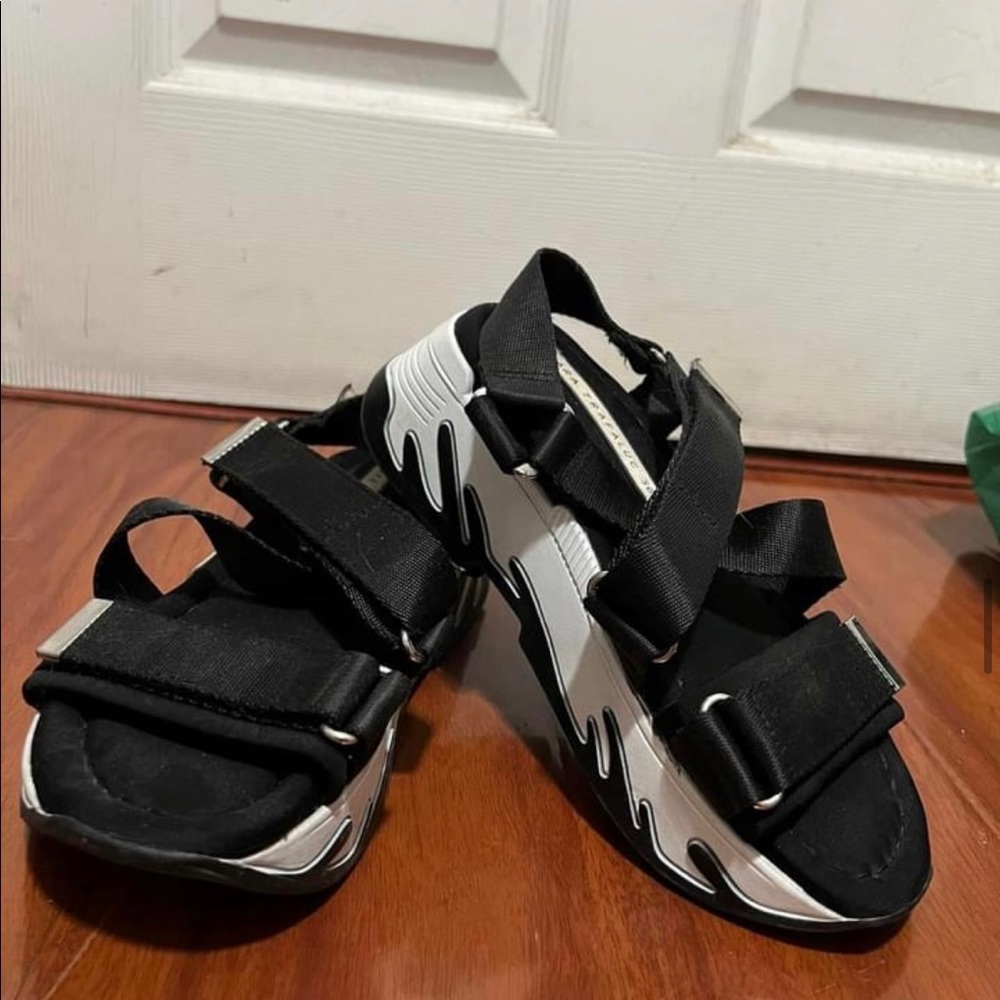 Looking for this Zara sandal size 7.5. Does anyone have it contact to me please